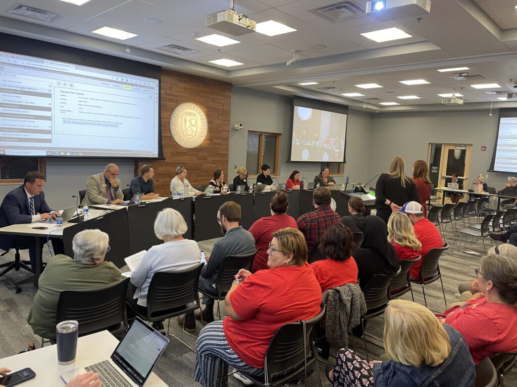 HSE School Board unanimously OK’s new teacher contract LarryInFishers